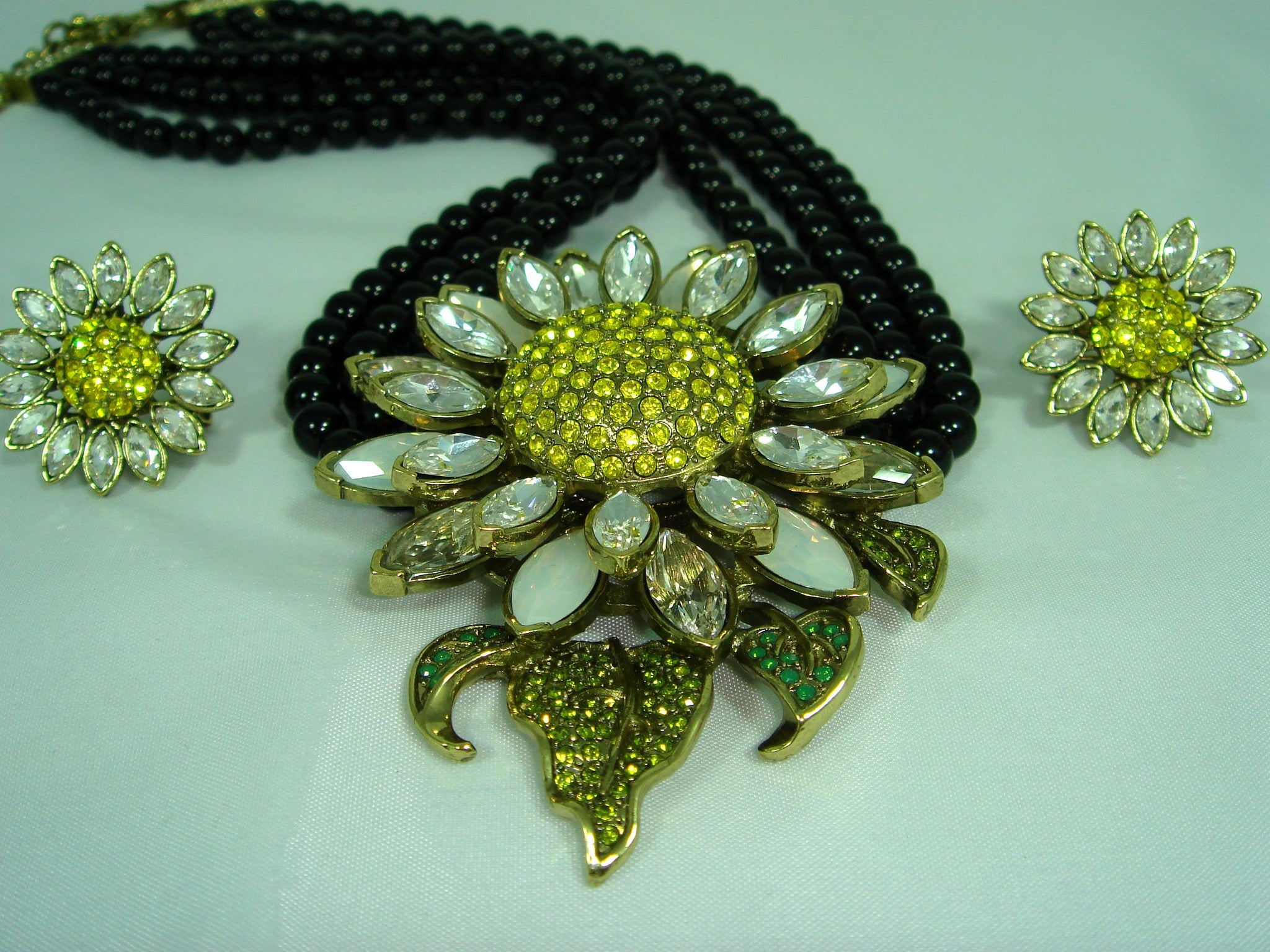 Heidi Daus -" Driving Miss Daisy" - Beautiful Yellow White Green and white Opal Swarovski Crystal Necklace.